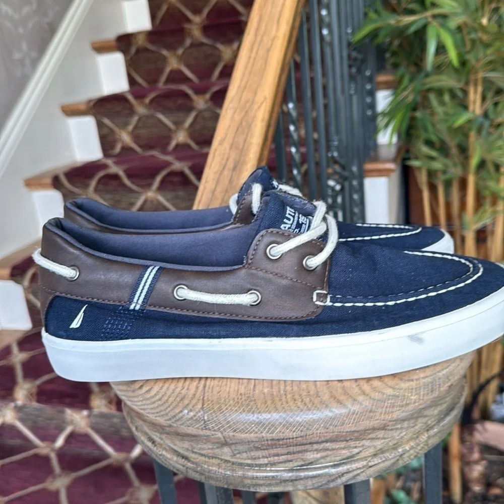 NAUTICA men’s 10 1/2 navy boat shoe excellent condition the “MALAD”